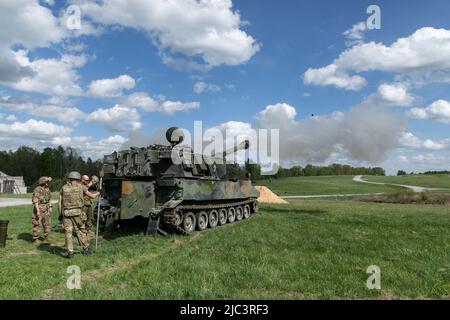 Ukrainische Artilleriemänner feuern die M109 selbstfahrende Haubitze während des Trainings im Trainingsgebiet Grafenwoehr, Deutschland, 12. Mai 2022. Soldaten aus den USA und Norwegen trainierten Artilleriemänner der Streitkräfte der Ukraine auf den Haubitzen im Rahmen von Sicherheitspaketen aus ihren jeweiligen Ländern. (USA Armeefoto von Sgt. Spencer Rhodes, Kampfteam der Infanterie-Brigade 53.) Stockfoto