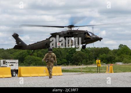 Als sein Flugteam einen Ausstieg macht, ist Staff Sgt. Bryce Butler, ein Critical Care Flight Sanitäter mit der 1. Infantry Division, geht zu Sanitätern der 10. Mountain Division. Die Soldaten verbrachten ihr Samstagstraining mit dem MEDEVAC-Team in Vorbereitung auf das Cadet Summer Training am 28. Mai in Fort Knox, Ky. Nach der Überprüfung verschiedener Verletzungen und ihrer Behandlung wurden im Rahmen des Trainings Gruppen von sechs Soldaten in einem Hubschrauber der UH-60 Black Hawk aufgenommen. | Foto von Sarah Windmueller, U.S. Army Cadet Command Public Affairs Stockfoto