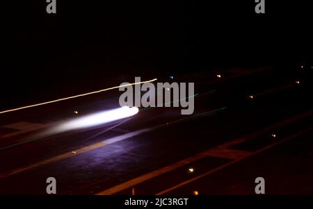 220607-N-YS933-1053 PAZIFISCHER OZEAN (07. Juni 2022) Ein Jet landet auf dem Flugdeck des Flugzeugträgers USS Nimitz (CVN 68). Nimitz ist derzeit im Flottenbereich der USA 3. unterwegs. (USA Navy Foto von Mass Communication Specialist Third Class Lorenzo Fekieta-Martinez) Stockfoto