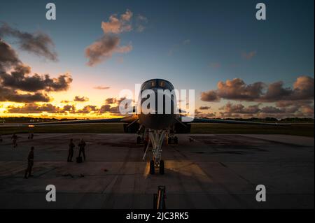 Die dem 28. Aircraft Maintenance Squadron, der Ellsworth Air Force Base, South Dakota, zugeordneten Flieger führen nach dem Flug eine Inspektion an einem B-1B Lancer-Flugzeug durch, das dem 34. Bomb Squadron, der Ellsworth Air Force Base, S.D., auf der Andersen Air Force Base, Guam, Nach der Teilnahme an einer Integrationsmission der Bomber Task Force im Indo-Pazifik-Raum, 6. Juni 2022. Missionen der Bomber Task Force stärken die kollektive Fähigkeit der USA und unserer Verbündeten und Partner, einen freien und offenen Indo-Pazifik-Raum aufrechtzuerhalten. (USA Luftwaffe Foto von Master Sgt. Nicholikpriester) Stockfoto