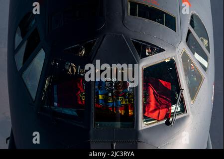 Eine dem Bombenflügel 5. zugewiesene B-52H-Stratofortress nähert sich einem KC-10-Extender, der der Expeditionary Air Refuel Squadron 908. zugewiesen wurde, während sie eine Präsenz-Patrouille-Mission mit regionalen Luftstreitkräften der Partnerstaaten innerhalb der U.S durchführt Central Command Area of Responsibility, 8. Juni 2022. Die USA und ihre Verbündeten und Partner sind in der Lage, gemeinsam auf die von Gegnern geförderte Instabilität zu reagieren. (USA Foto der Luftwaffe von Staff Sgt. Christian Sullivan) Stockfoto