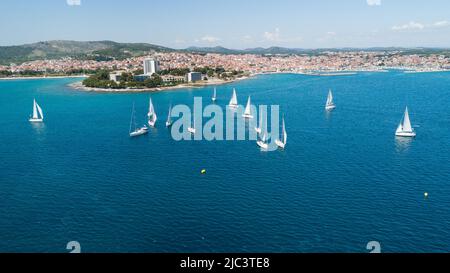 Luftaufnahme der Segelyachten Regatta Rennen auf dem Meer in der Nähe von Zadar in Kroatien, Adria Stockfoto