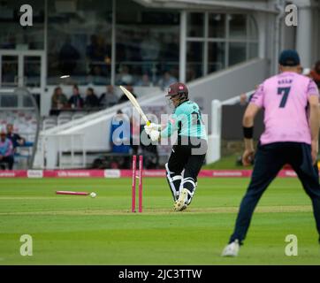 Jason Roy von Surrey wird in einem T20 Blast Match bei Lords gegen Middlesex am 9.. Juni 2022 in die Schlinge geklungen Stockfoto