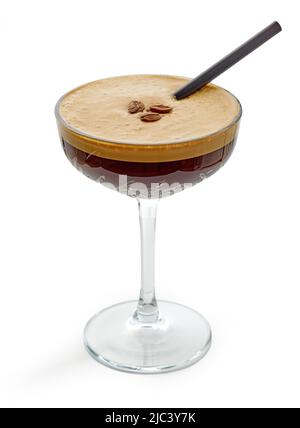 Ein Glas Espresso martini-Cocktail auf weißem Hintergrund isoliert Stockfoto