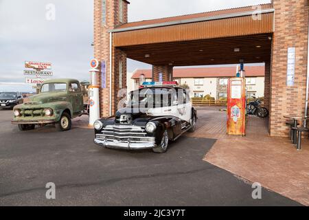 1948 klassischer Chevrolet-Polizeiwagen und ein alter Chevrolet-Lastwagen, der an einer historischen Tankstelle in Valle, Arizona, ausgestellt wurde. USA Stockfoto