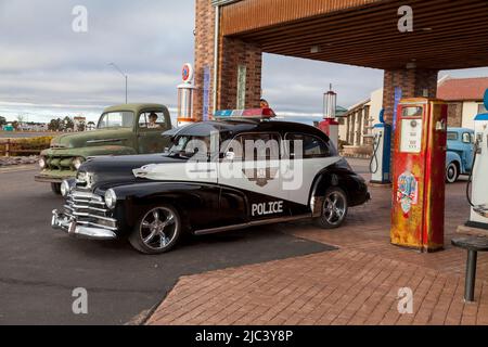 1948 klassischer Chevrolet Polizeiwagen, ausgestellt an einer historischen Tankstelle in Valle, Arizona. USA Stockfoto