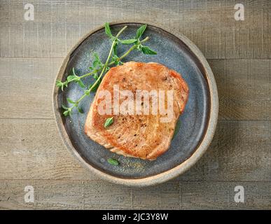 Platte mit frisch gebratenem Thunfisch-Fischsteak auf Holztisch, Draufsicht Stockfoto