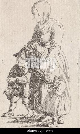 Frau mit Korb, die nach links geht. Rechts ist ein Junge, der mit einem Krug in der rechten Hand geht. Mit der linken Hand hält sie die Hand eines Mädchens. Das Mädchen hält eine Puppe in der Hand. Druck aus einer Serie mit Frauen und Kindern, Frau mit zwei Kindern Frauen und Kinder (Serientitel), Druckerei: Johannes Christiaan Janson, 1778 - 1823, Papier, Radierung, H 91 mm × B 46 mm Stockfoto