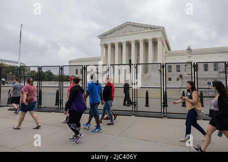 WASHINGTON, D.C., 17. September 2021: Die Menschen gehen am Gebäude des Obersten Gerichtshofs der Vereinigten Staaten vorbei. Stockfoto