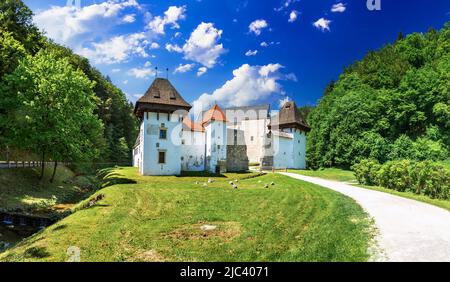 Zice, Slowenien. Kartause Zicka Kartuzija Kartause in der historischen Steiermark. Altes historisches Kloster am Frühlingstag, blauer Himmel und gree Stockfoto