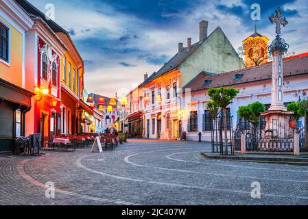 Szentendre, Ungarn. Stadt der Künste in der Nähe von Budapest, berühmte und schöne historische Innenstadt, Donauufer. Fo Ter, Hauptplatz Stockfoto