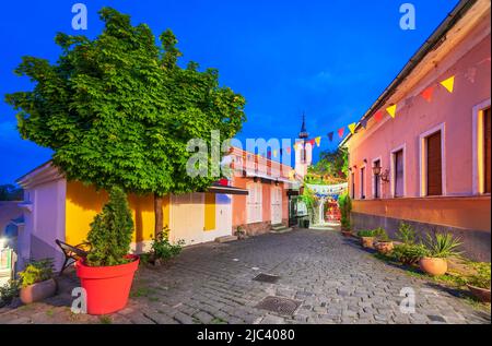 Szentendre, Ungarn. Stadt der Künste in der Nähe von Budapest, berühmte und schöne historische Innenstadt, Donauufer. Stockfoto