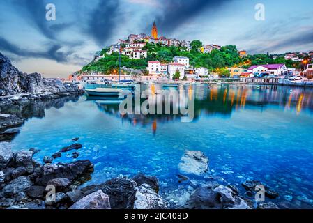 Vrbnik, Kroatien. Atemberaubende abendliche Stadtlandschaft des Dorfes Vrbnik, dramatische Sommerseesicht der Adria. Wunderschönes Reisekonzept im Hintergrund Stockfoto