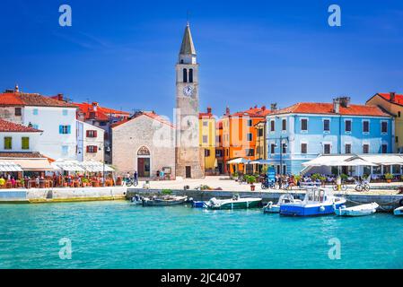 Fazana, Kroatien. Marina von schönen kleinen Stadt Fazana, Blick auf die Küste, Istrien Region, Adria. Stockfoto