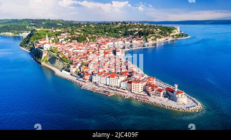 Piran, Slowenien. Schöne Luftaufnahme auf Piran Stadt, alte Gebäude mit roten Dächern und Adria im Südwesten Sloweniens Stockfoto