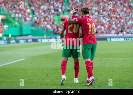 09. Juni 2022. Lissabon, Portugal. Der Verteidiger von Portugal und Manchester City, Joao Cancelo (20), feierte ein Tor mit dem Mittelfeldspieler Ruben Neves (18) von Portugal und Wolverhampton während des UEFA Nations League Final Tournaments zwischen Portugal und Tschechien.Quelle: Alexandre de Sousa/Alamy Live News Stockfoto