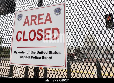 WASHINGTON, D.C., 17. September 2021: Das Kapitol der Vereinigten Staaten ist hinter temporärem Massenkontrollzaun zu sehen. Stockfoto