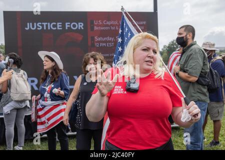 WASHINGTON, D.C., 18. September 2021: Demonstranten und andere werden während der „Justice for J6“-Kundgebung in der Nähe des Kapitols der Vereinigten Staaten gesehen. Stockfoto