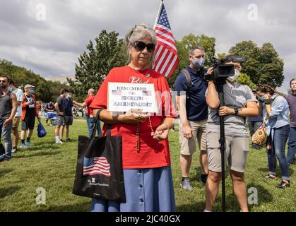 WASHINGTON, D.C., 18. September 2021: Während der „Justice for J6“-Kundgebung in der Nähe des Kapitols der Vereinigten Staaten werden ein Demonstrator und andere gesehen. Stockfoto