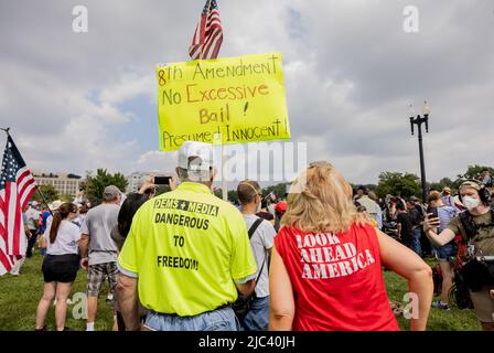 WASHINGTON, D.C., 18. September 2021: Demonstranten und andere werden während einer „Justice for J6“-Kundgebung in der Nähe des Kapitols der Vereinigten Staaten gesehen. Stockfoto