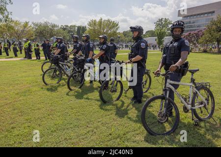 WASHINGTON, D.C., 18. September 2021: Beamte des Metropolitan Police Department werden während einer Demonstration in der Nähe des Kapitols der Vereinigten Staaten gesehen. Stockfoto