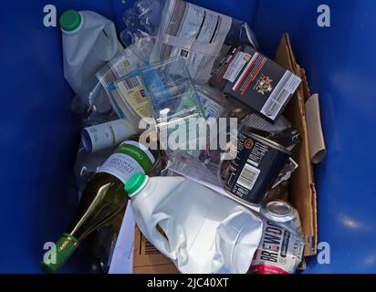Typischer blauer Müllcontainer, Recycling-Mix, Kunststoff, Papier, Kartons, Glasflaschen usw. Stockfoto