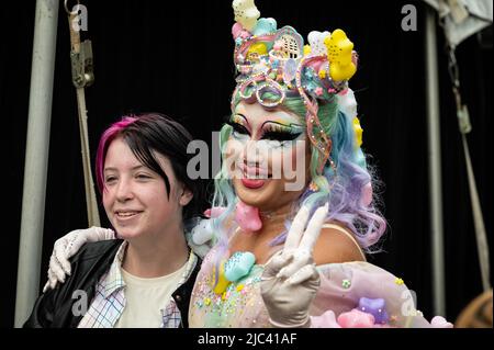 Foto des Emcee Rock M. Sakura im Sonoma County Pride. Sakura war Kandidat in Staffel 12 von RuPauls Drag Race. Stockfoto