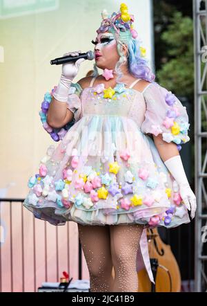 Foto des Emcee Rock M. Sakura im Sonoma County Pride. Sakura war Kandidat in Staffel 12 von RuPauls Drag Race. Stockfoto