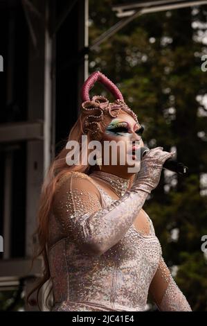 Foto des Emcee Rock M. Sakura im Sonoma County Pride. Sakura war Kandidat in Staffel 12 von RuPauls Drag Race. Stockfoto