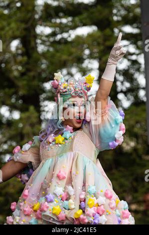 Foto des Emcee Rock M. Sakura im Sonoma County Pride. Sakura war Kandidat in Staffel 12 von RuPauls Drag Race. Stockfoto