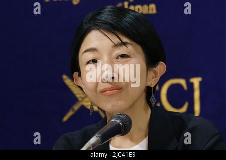 Regisseur Chie Hayakawa, Gewinner der Special Mention beim jährlichen Filmfestival in Cannes 75., nimmt nach der Vorführung des Films „PLAN 75“ am 7. Juni 2022 im Club der ausländischen Korrespondenten in Tokio, Japan, an der Q&A Teil. (Foto Motoo Naka/AFLO) Stockfoto