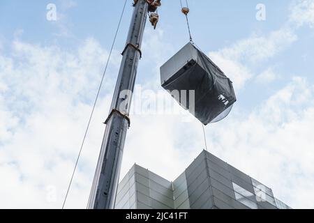 Die Entfernung der einzelnen Kapselräume beginnt beim Abriss des Nakagin Capsule Tower, der vom japanischen Architekten Kisho Kurokawa am 3. Juni 2022 in Tokio, Japan, entworfen wurde. (Foto Motoo Naka/AFLO) Stockfoto