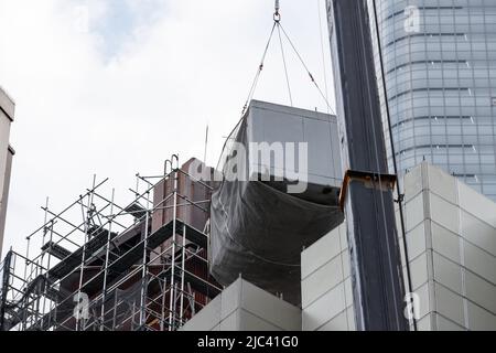 Die Entfernung der einzelnen Kapselräume beginnt beim Abriss des Nakagin Capsule Tower, der vom japanischen Architekten Kisho Kurokawa am 3. Juni 2022 in Tokio, Japan, entworfen wurde. (Foto Motoo Naka/AFLO) Stockfoto