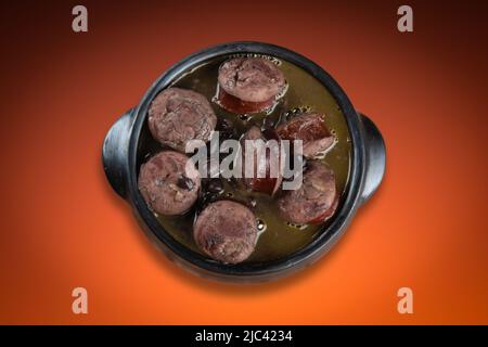 Feijoada in Keramik Topf mit Farbverlauf Hintergrund. Stockfoto