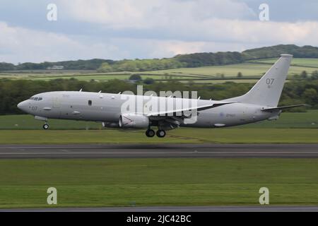 ZP807 'William Barker VC', eine Boeing Poseidon MRA1, die von der Royal Air Force als maritime Patrouille betrieben wird, während Trainingsflügen am Prestwick International Airport in Ayrshire, Schottland. Stockfoto