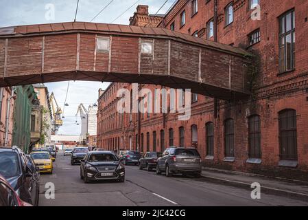 St. Petersburg, Russland - 31. Mai 2022: Eine hölzerne Fabrikbrücke über die Kozhevennaja-Linie. Alte Brussnitsyn-Gerberei auf der Insel Vasiljewski. Stockfoto