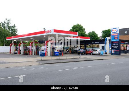 London, Großbritannien. Die Benzin- und Dieselpreise steigen im ganzen Land weiter an, und die Kosten für die Befüllung eines durchschnittlichen Fahrzeugs liegen nun bei 100 £. Stockfoto