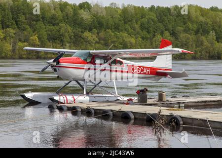 Ein Cessna 180J Skywagon-Wasserflugzeug, das vom Fluss Saint Maurice abfliegt, um einen Rundflug über Quebec zu Unternehmen. Im Besitz von HYDRAVION AVENTURE, spezialisiert auf Rundflüge über die typische Landschaft von QuÈbec Stockfoto