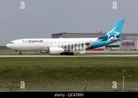 Ein Air Transat Airbus 330-200, der auf dem internationalen Flughafen Pierre Elliott Trudeau in Montreal landet. Air Transat ist eine kanadische Fluggesellschaft mit Sitz in Montreal, Quebec, die drittgrößte Fluggesellschaft des Landes, die Linien- und Charterflüge mit 60 Zielen in 25 Ländern anbietet Stockfoto