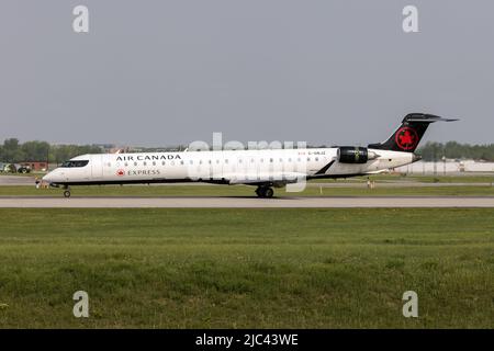 Ein Air Canada Express (Jazz Aviation) Bombardier CRJ-900LR ist gerade auf dem internationalen Flughafen Pierre Elliott Trudeau in Montreal gelandet. Jazz Aviation ist eine kanadische Regionalfluggesellschaft mit Sitz am internationalen Flughafen Halifax Stanfield Stockfoto