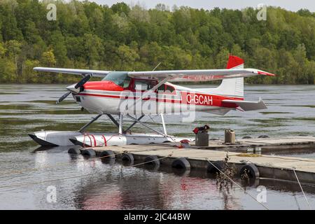 Quebec, Kanada. 24.. Mai 2022. Ein Cessna 180J Skywagon-Wasserflugzeug, das vom Fluss Saint Maurice abfliegt, um einen Rundflug über Quebec zu Unternehmen. Im Besitz von HYDRAVION AVENTURE, spezialisiert auf Rundflüge über die typische Landschaft von QuÃˆbec (Bild: © Fabrizio Gandolfo/SOPA Images via ZUMA Press Wire) Stockfoto