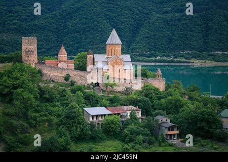 Ananuri Kirche und Burg Komplex Panorama auf den Aragvi Fluss in Georgien Stockfoto