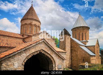 Ananuri Kirche und Burg Komplex Panorama auf den Aragvi Fluss in Georgien Stockfoto