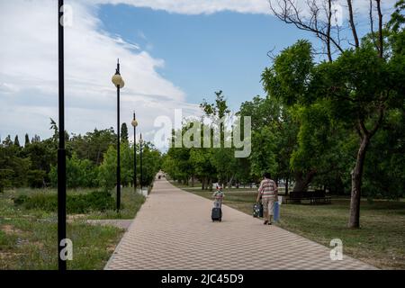Sewastopol, Krim-17. Juni 2021: Victory Park Alley mit den Menschen. Stockfoto