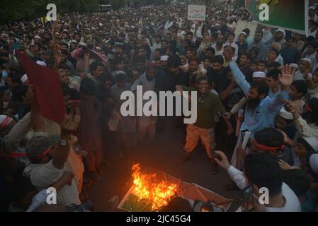 Lahore, Pakistan. 08.. Juni 2022. Pakistanische Demonstranten rufen während einer Demonstration gegen die Sprecherin der ehemaligen indischen Bharatiya Janata Party, Nupur Sharma, gegen Indien Anti-Indien-Parolen wegen ihrer Äußerungen zum Propheten Mohammed in Lahore. (Foto von Rana Sajid Hussain/Pacific Press) Quelle: Pacific Press Media Production Corp./Alamy Live News Stockfoto