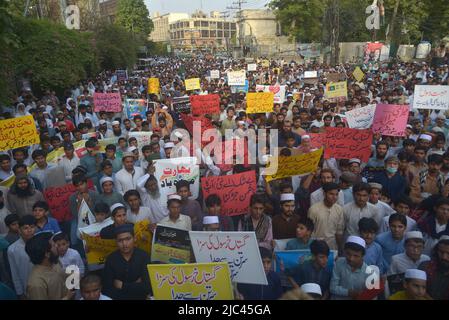 Lahore, Pakistan. 08.. Juni 2022. Pakistanische Demonstranten rufen während einer Demonstration gegen die Sprecherin der ehemaligen indischen Bharatiya Janata Party, Nupur Sharma, gegen Indien Anti-Indien-Parolen wegen ihrer Äußerungen zum Propheten Mohammed in Lahore. (Foto von Rana Sajid Hussain/Pacific Press) Quelle: Pacific Press Media Production Corp./Alamy Live News Stockfoto