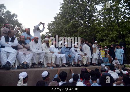 Lahore, Pakistan. 08.. Juni 2022. Pakistanische Demonstranten rufen während einer Demonstration gegen die Sprecherin der ehemaligen indischen Bharatiya Janata Party, Nupur Sharma, gegen Indien Anti-Indien-Parolen wegen ihrer Äußerungen zum Propheten Mohammed in Lahore. (Foto von Rana Sajid Hussain/Pacific Press) Quelle: Pacific Press Media Production Corp./Alamy Live News Stockfoto