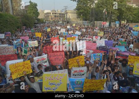 Lahore, Pakistan. 08.. Juni 2022. Pakistanische Demonstranten rufen während einer Demonstration gegen die Sprecherin der ehemaligen indischen Bharatiya Janata Party, Nupur Sharma, gegen Indien Anti-Indien-Parolen wegen ihrer Äußerungen zum Propheten Mohammed in Lahore. (Foto von Rana Sajid Hussain/Pacific Press) Quelle: Pacific Press Media Production Corp./Alamy Live News Stockfoto