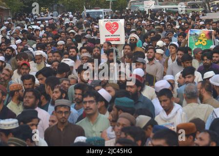 Lahore, Pakistan. 08.. Juni 2022. Pakistanische Demonstranten rufen während einer Demonstration gegen die Sprecherin der ehemaligen indischen Bharatiya Janata Party, Nupur Sharma, gegen Indien Anti-Indien-Parolen wegen ihrer Äußerungen zum Propheten Mohammed in Lahore. (Foto von Rana Sajid Hussain/Pacific Press) Quelle: Pacific Press Media Production Corp./Alamy Live News Stockfoto