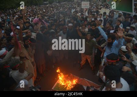 Lahore, Pakistan. 08.. Juni 2022. Pakistanische Demonstranten rufen während einer Demonstration gegen die Sprecherin der ehemaligen indischen Bharatiya Janata Party, Nupur Sharma, gegen Indien Anti-Indien-Parolen wegen ihrer Äußerungen zum Propheten Mohammed in Lahore. (Foto von Rana Sajid Hussain/Pacific Press) Quelle: Pacific Press Media Production Corp./Alamy Live News Stockfoto